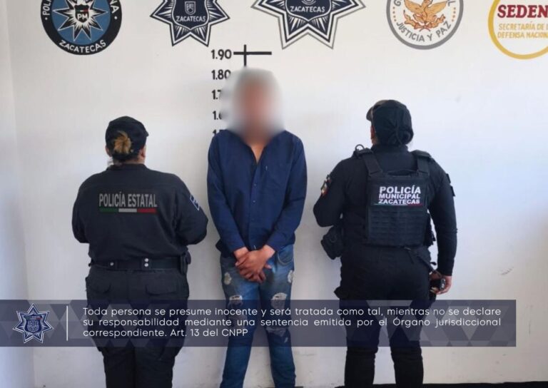 Lo detienen por golpear a su pareja en la vía pública