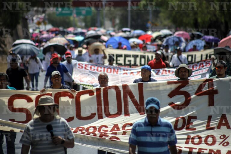 Marchan miles en el Día del Maestro; se unen a paro nacional