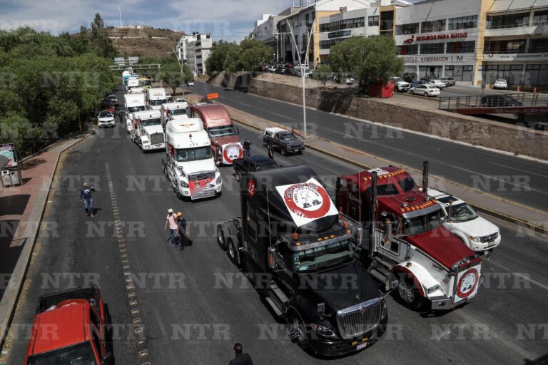 Marchan transportistas, exigen pagos justos