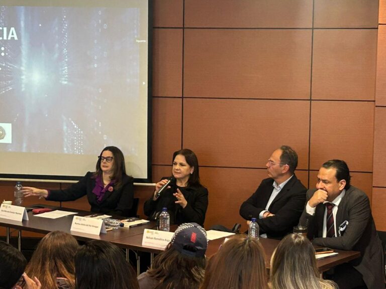 Presenta Julieta del Río su libro en la Universidad de los Andes