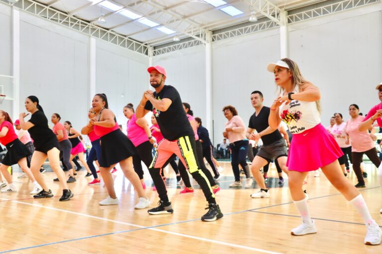 Prticipan en clase máster de Zumba con causa