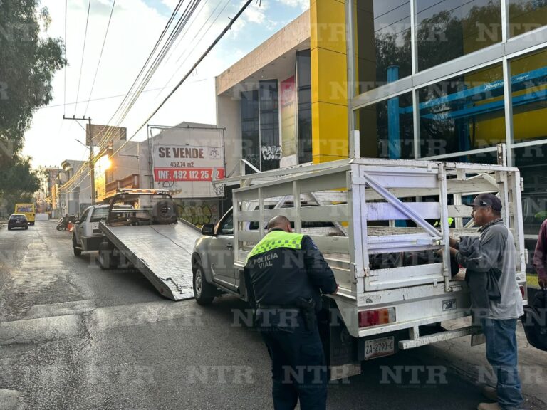 Cae de camioneta en movimiento sobre el bulevar