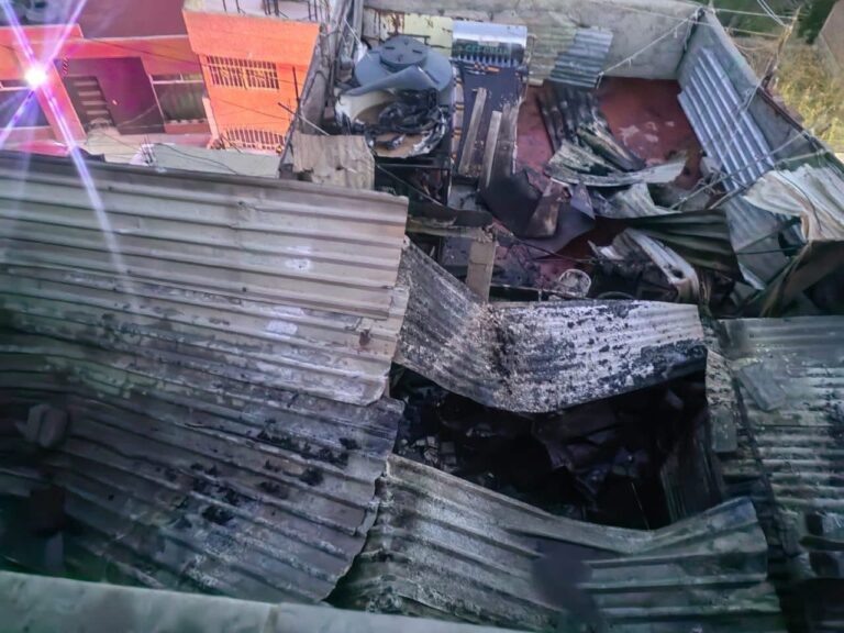 Se incendia tercer piso en Barrio de la Pinta