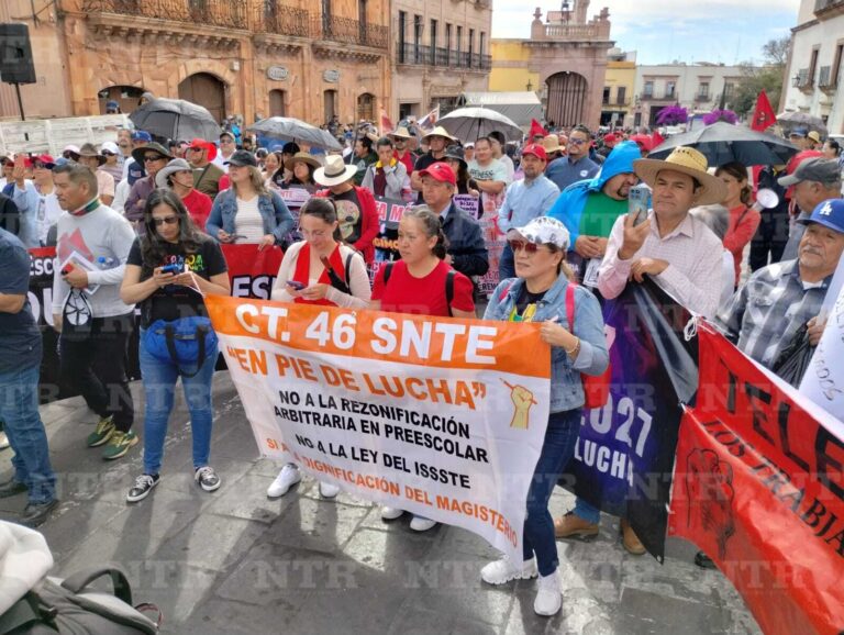 Se manifiestan contra gobierno y dirigentes sindicales
