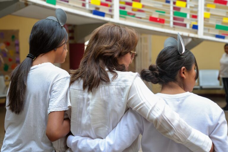 Homenajean a trabajadoras de Casa Cuna para jóvenes por Día de las Madres