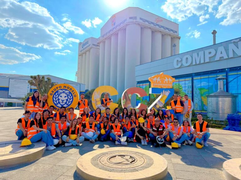 Visitan estudiantes la empresa Grupo Modelo