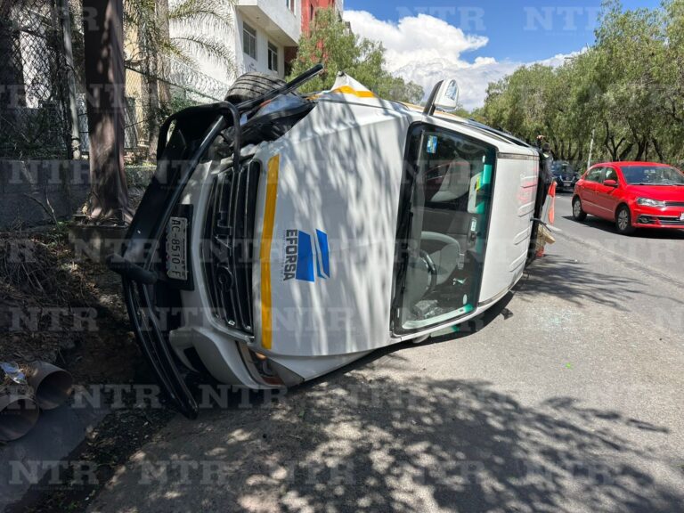 Vuelca camioneta en Bulevar Metropolitano; iba a exceso de velocidad