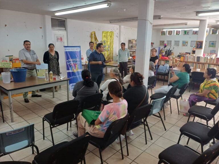 Capacitan a emprendedores en elaboración de productos de limpieza