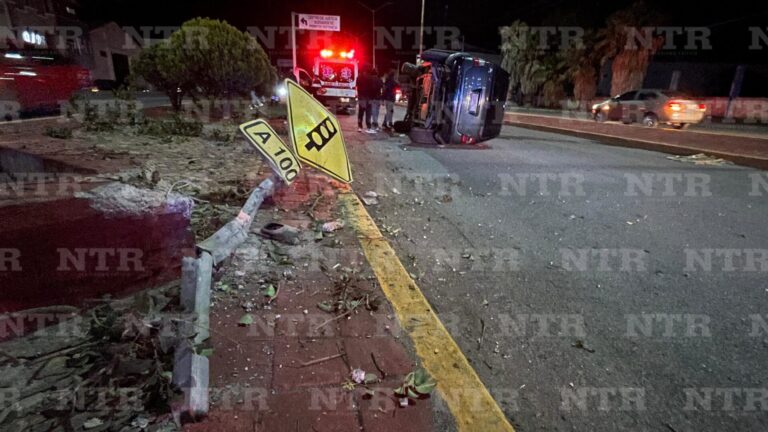 Vuelca camioneta en bulevar Varela Rico