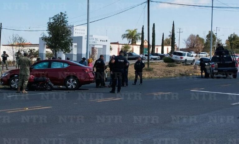 Chocan conductores de motocicleta y vehículo particular; murió uno