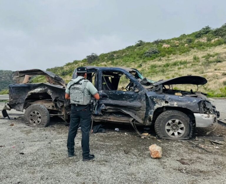Hallan cuerpo cerca de camioneta destruida por explosivos
