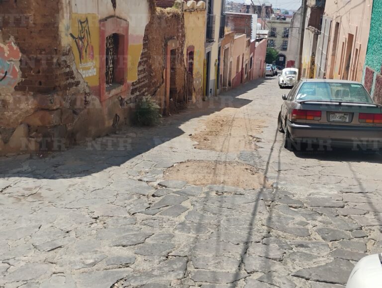 Denuncian calles en mal estado en el Centro Histórico