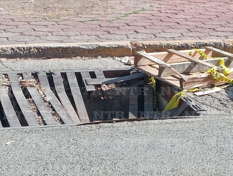 Colapsa alcantarilla en la colonia el Olivar; piden auxilio