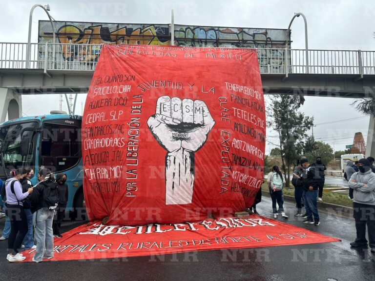 Normalistas toman el bulevar; exigen pago de becas