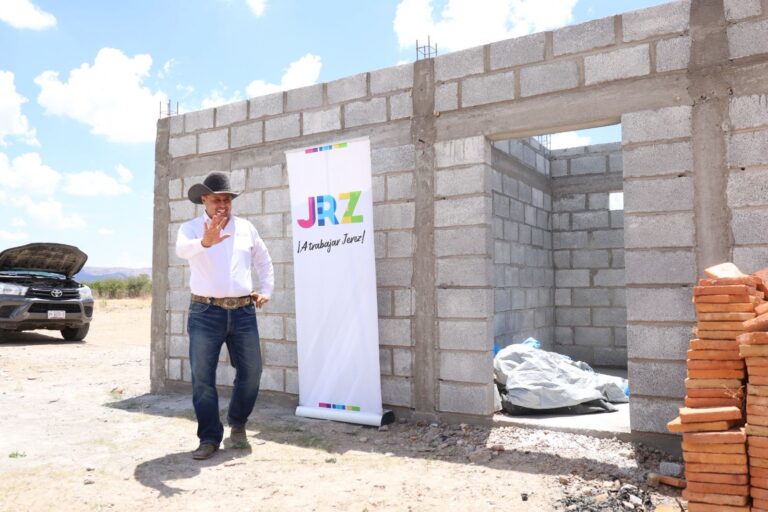 Entrega Rodrigo Ureño material de construcción en Los Haro