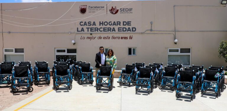 Entregan sillas de ruedas a residentes de Casa Hogar para la Tercera Edad