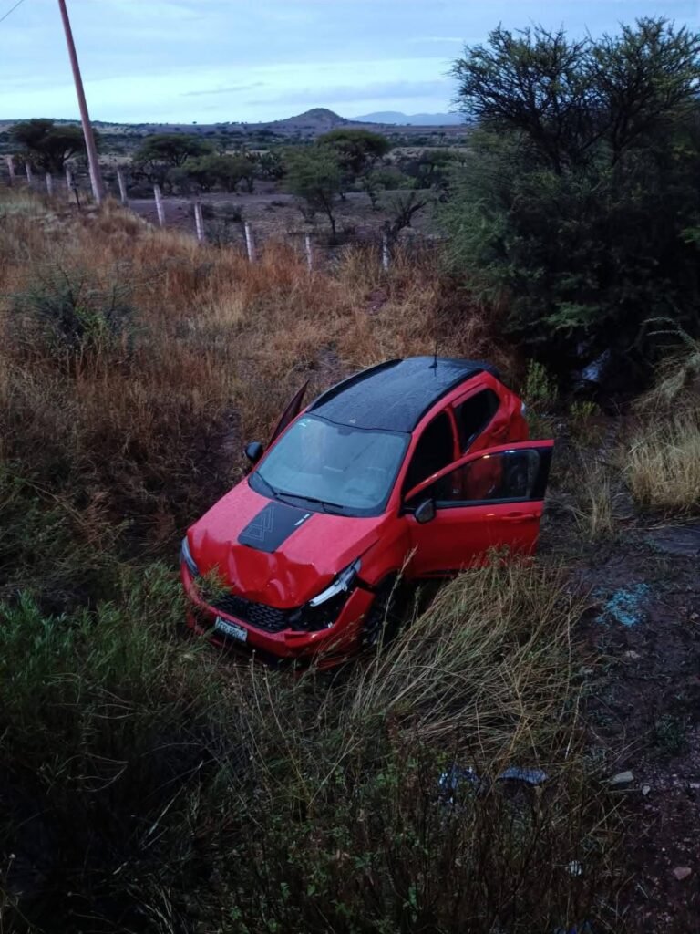 Deja daños materiales volcadura en la 45