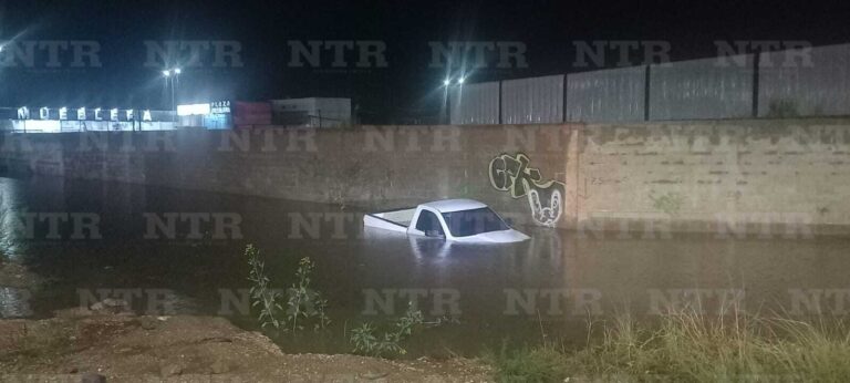 Queda varada camioneta por inundación