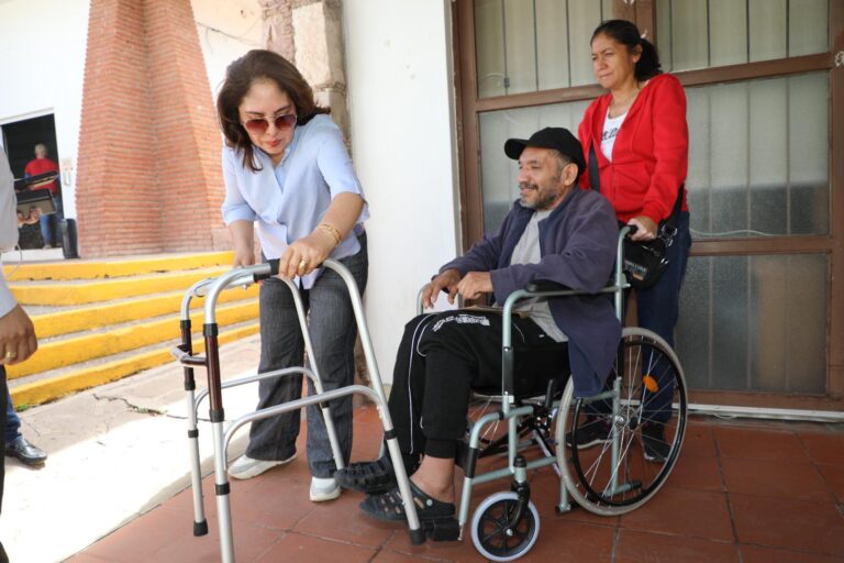 Apoyan con andador a don Enrique