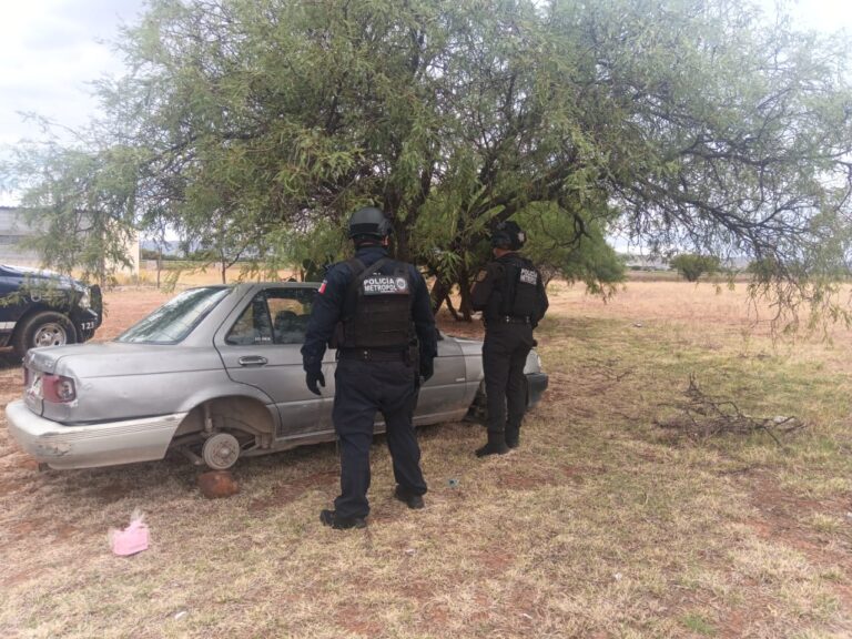 Aseguran vehículo abandonado; tenía reporte de robo