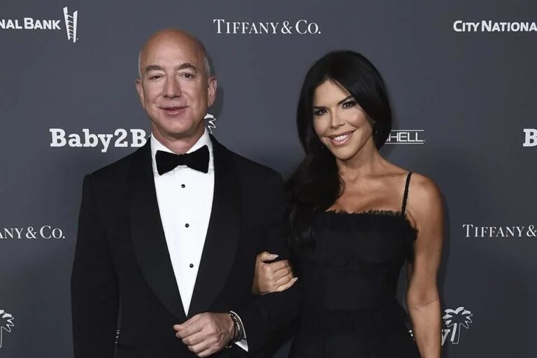 Bezos y Sánchez disfrutan fiesta de espuma antes de boda