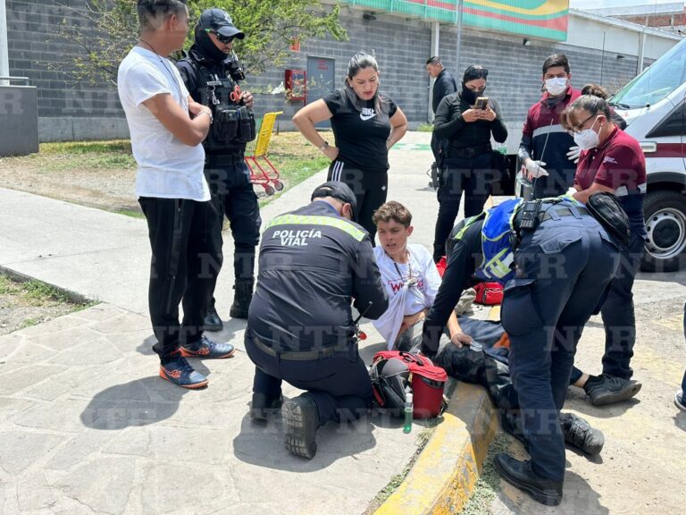 Cae joven de su patineta y se golpea contra el pavimento