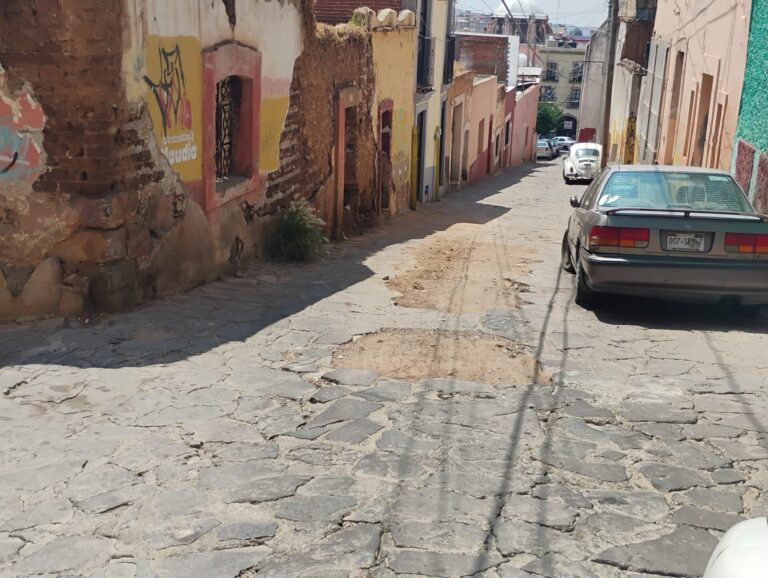 Calles en mal estado provocan daños en vehículos de la capital