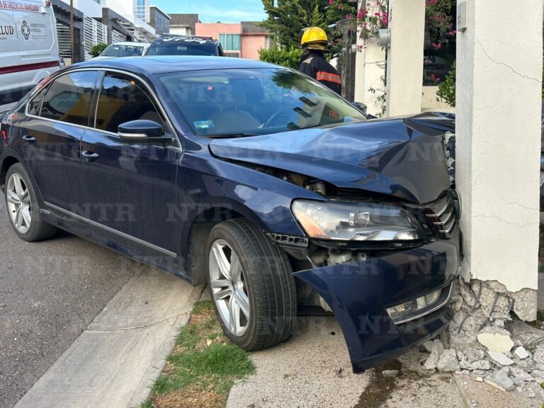 Choca mujer contra fachada de dos casas