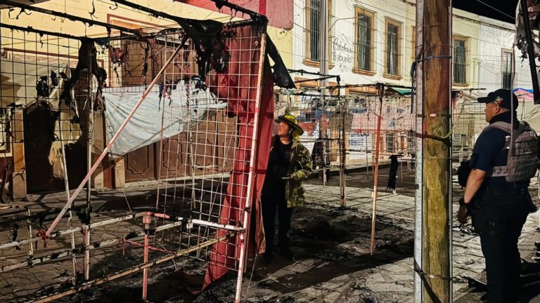 Se incendian tres puestos del tianguis en Jerez