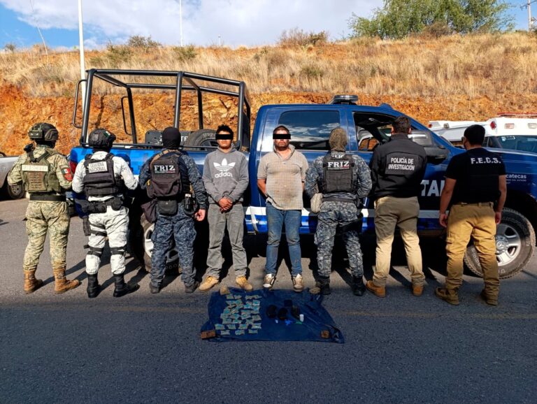 Detienen a dos con droga y cargadores