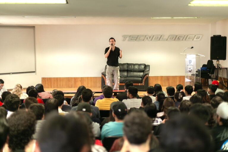 Empoderan a jóvenes con foros motivacionales