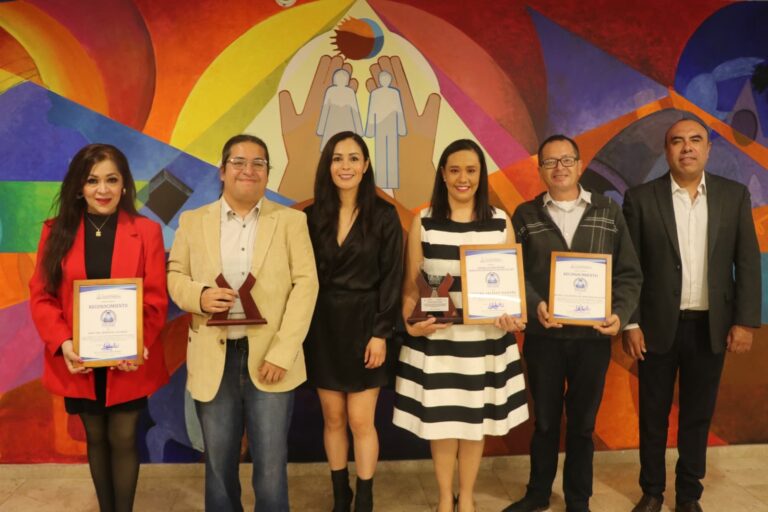 Entrega CDHEZ premio de periodismo 2025