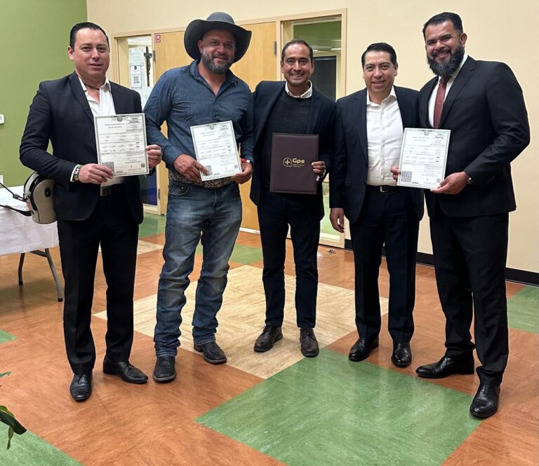 Entrega Pepe Saldívar documentos de identidad a migrantes en California