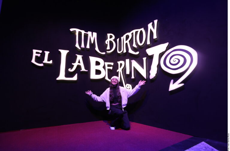 Genera Tim Burton caos en alfombra roja en CDMX