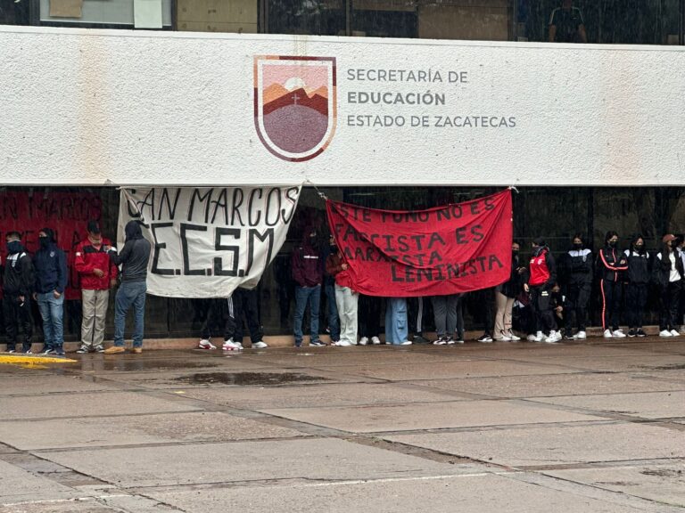 Normalistas se manifiestan; exigen pago de becas
