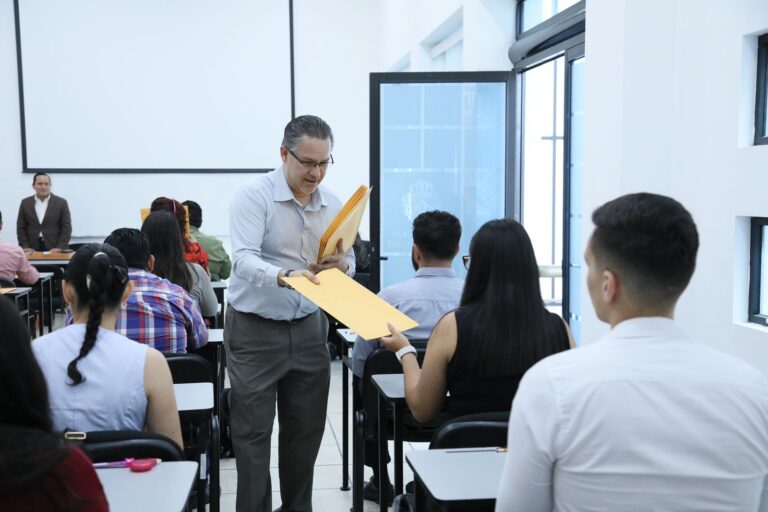 Presentan examen para la Categoría de Secretario Proyectista