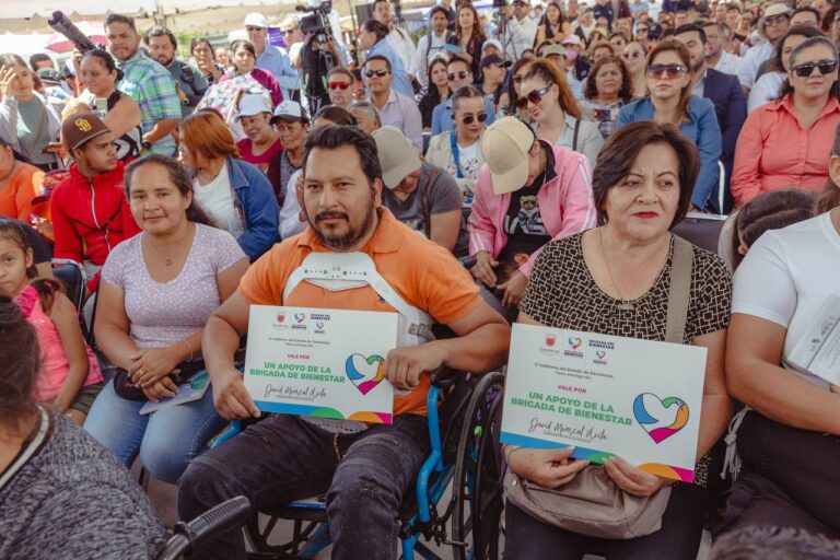 Realizan labores de servicio social en La Comarca