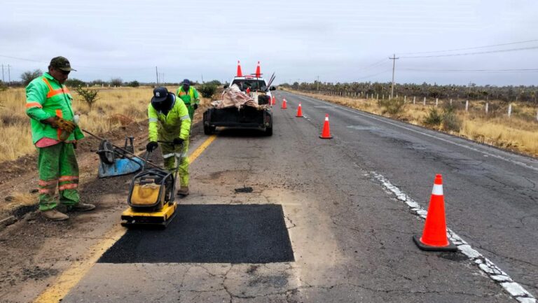 Tras accidentes carreteros realizan trabajos de bacheo