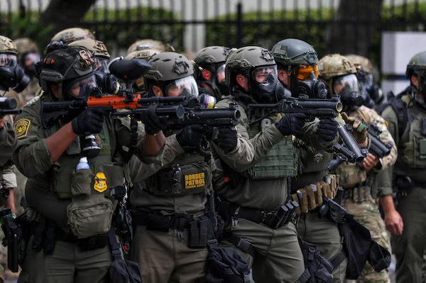 Trump amenaza con enviar 2 mil soldados a LA para frenar protestas