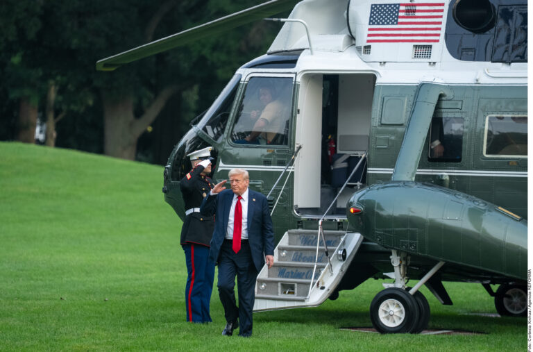 Amenaza Trump a Rusia con ‘100% de aranceles secundarios’