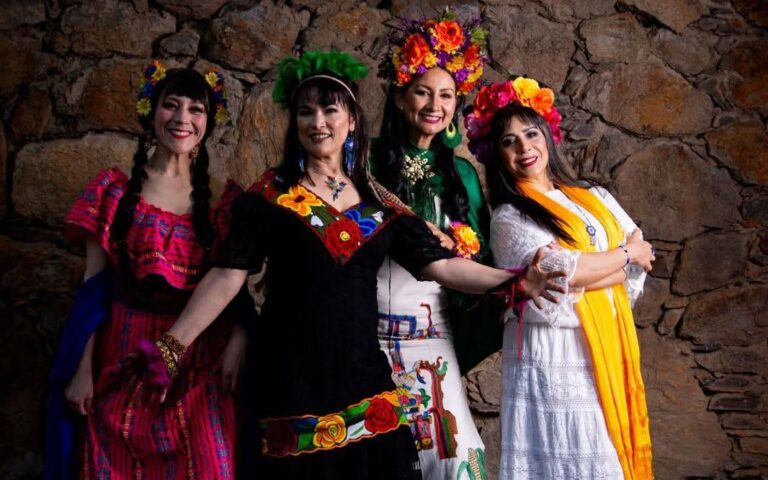 Coro Cualtzin Tlahuilli difunde la cultura prehispánica en seis lenguas