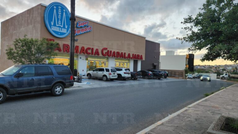 Asaltan a trabajadores de farmacia en Colinas del Padre