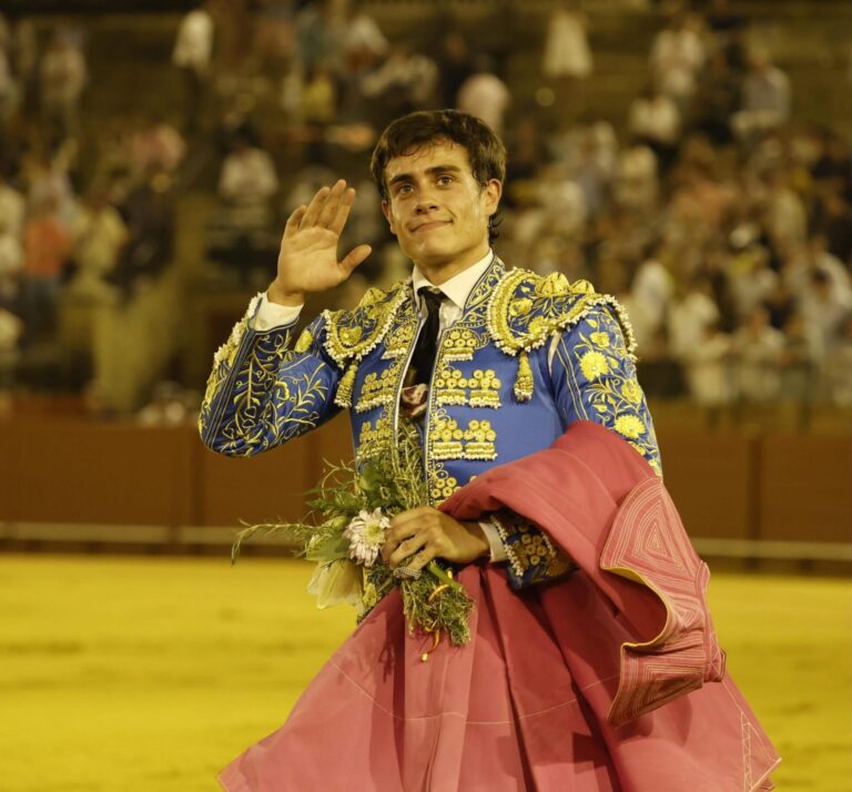 Esfuerzo, actitud y una oreja para Julio Aparicio en Sevilla