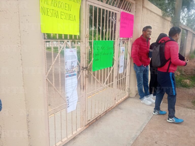 Exigen destituir a director de telesecundaria