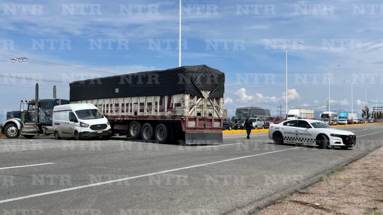 Vagoneta se impacta contra tráiler; no hay lesionados