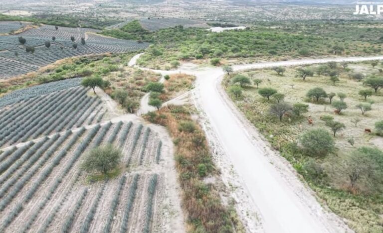 Aprovechan las lluvias para arreglar caminos