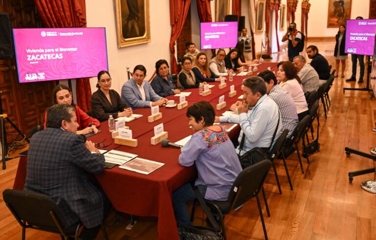 Dan seguimiento a construcción de 3 mil viviendas