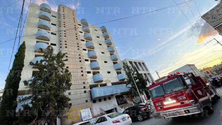 Controlan incendio de basura en edificio abandonado