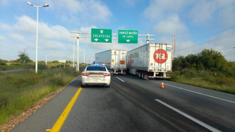 Chocan tráileres en federal 49