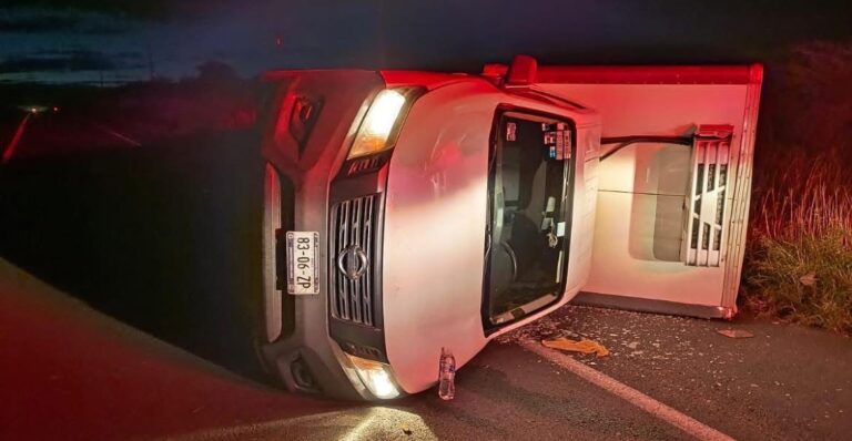 Se accidenta camioneta con caja refrigerada